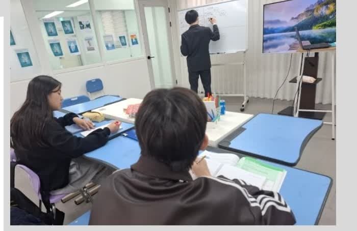 책상에서 원서를 읽는 학생들